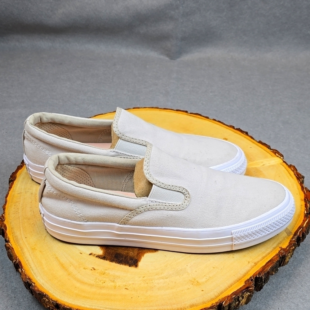 Converse women's size 9 beige.